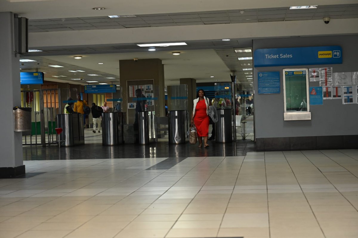 Metrorail_kzn's tweet photo. 🛑 Safety is everyone’s responsibility
🚦 Stay alert on the roads
🚆 Be cautious around railway lines and stations
Make safe choices wherever you go. Be Safe.
#EasterSafety #SafetyFirst #BeRailSmart
@PRASA_Group https://t.co/0HOWTepjB8
