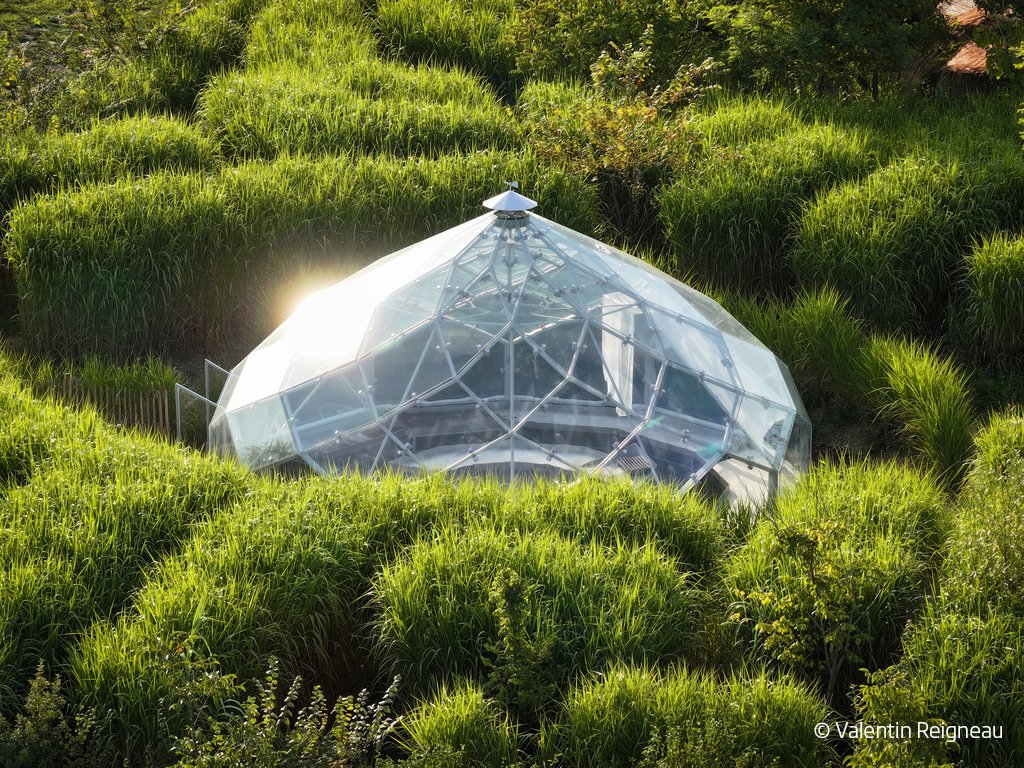 pilkingtonglass's tweet image. At the historic UNESCO‑listed Royal Saltworks in Arc‑et‑Senans, a stunning new geodesic greenhouse has been created to support year‑round sustainable food production.

#glass #lowcarbonglass #mirai #pilkington #design #greenhouse
1/2
