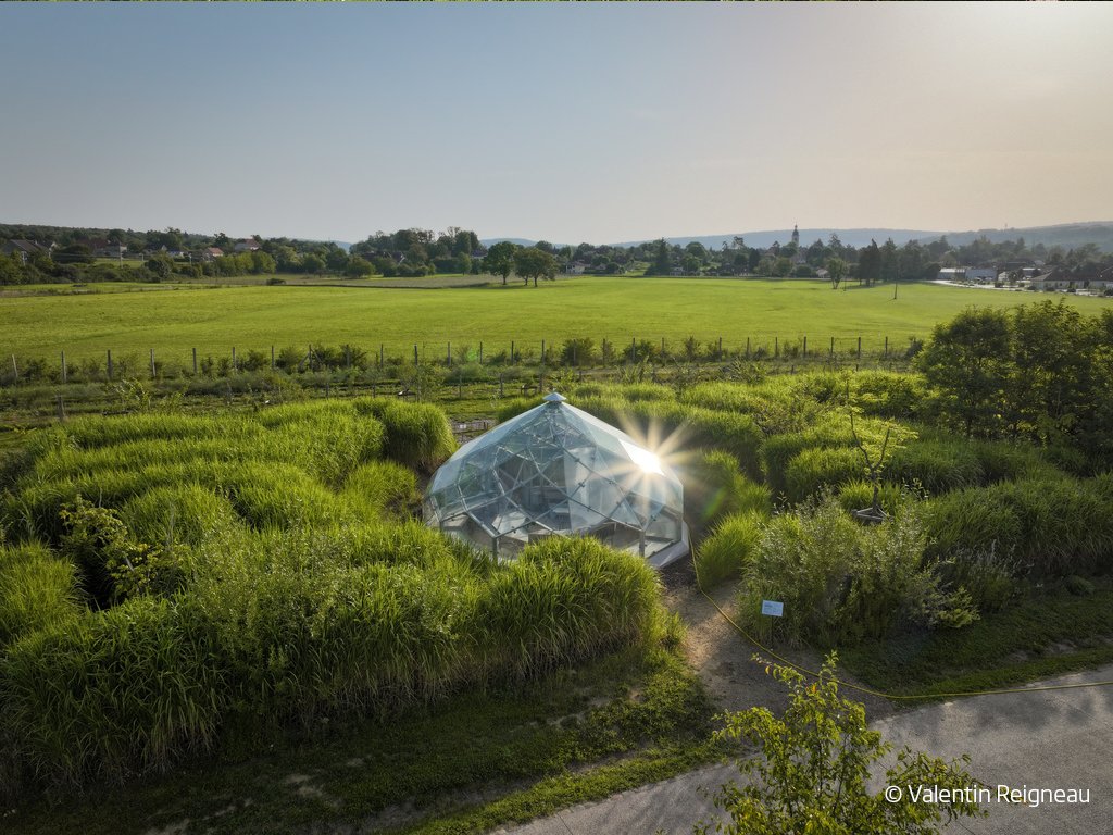 pilkingtonglass's tweet image. At the historic UNESCO‑listed Royal Saltworks in Arc‑et‑Senans, a stunning new geodesic greenhouse has been created to support year‑round sustainable food production.

#glass #lowcarbonglass #mirai #pilkington #design #greenhouse
1/2