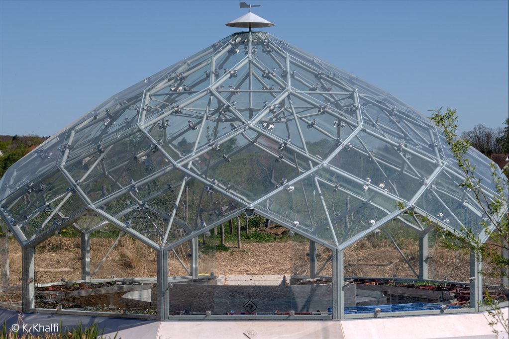 pilkingtonglass's tweet image. At the historic UNESCO‑listed Royal Saltworks in Arc‑et‑Senans, a stunning new geodesic greenhouse has been created to support year‑round sustainable food production.

#glass #lowcarbonglass #mirai #pilkington #design #greenhouse
1/2