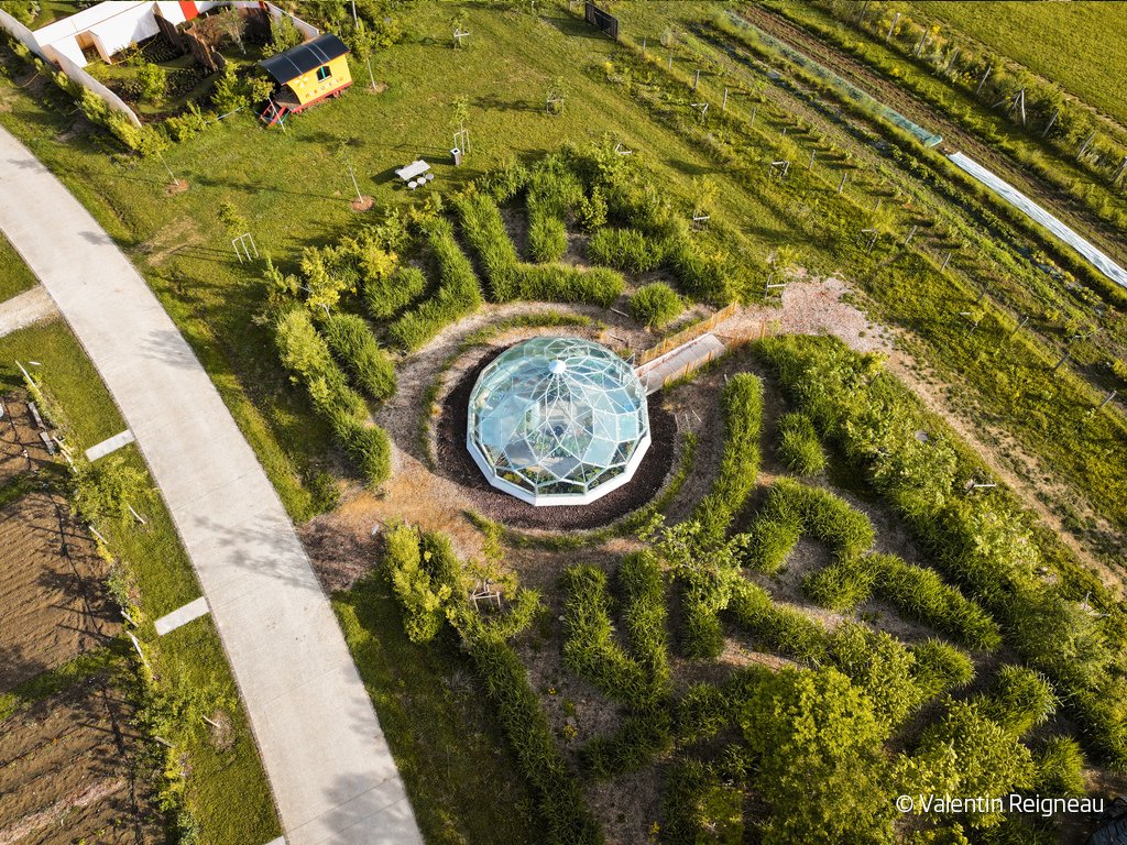 pilkingtonglass's tweet image. At the historic UNESCO‑listed Royal Saltworks in Arc‑et‑Senans, a stunning new geodesic greenhouse has been created to support year‑round sustainable food production.

#glass #lowcarbonglass #mirai #pilkington #design #greenhouse
1/2