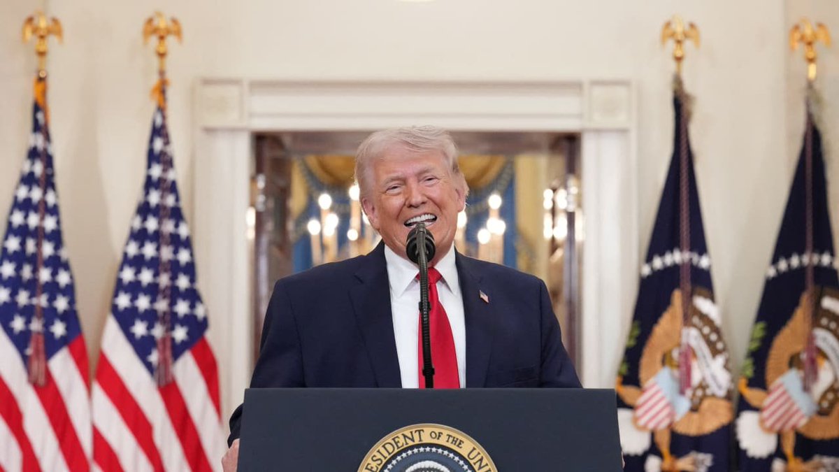 🇺🇸 Discurso de Donald Trump sobre la guerra con Irán:

➡️ EE.UU. intensificará los ataques en las próximas 2-3 semanas
➡️ Asegura que el cambio de régimen no es el objetivo
➡️ Advierte: si no hay acuerdo, atacarán las centrales eléctricas iraníes “muy duro” y de forma simultánea