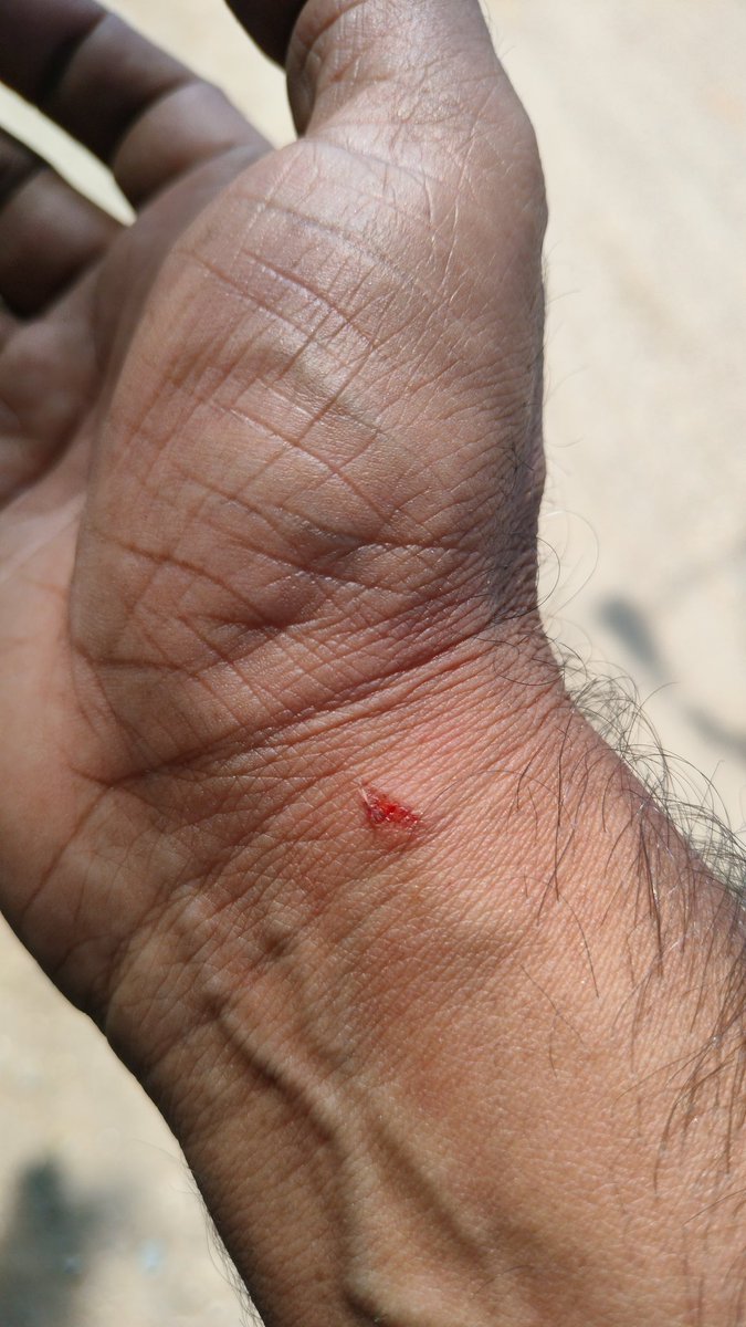 ntechdirect's tweet photo. 4 goons forcefully stopped me on DND flyover and and drag me to their car which is child locked and forcefully took my car keys... And get me to Mahakal Parking yard where told me.that some pendancy of laon so we taking your car on behalf of @KotakBankLtd is this the way @RBI as https://t.co/krK7gBsV0L