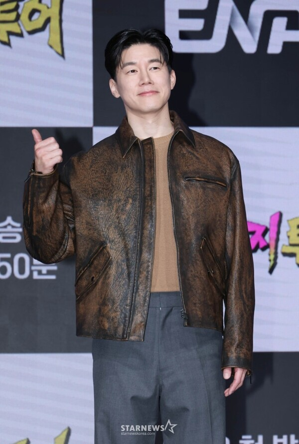 KoreanUpdates's tweet image. #KimMuYeol reportedly positively reviewed the cast offer to star in the medical drama #FirstDoctor with #JungRyeoWon. Directed by HongJongChan (Juvenile Justice), written by KimMinSeok (Juvenile Justice).

A medical drama set against the backdrop of a pediatric surgery department