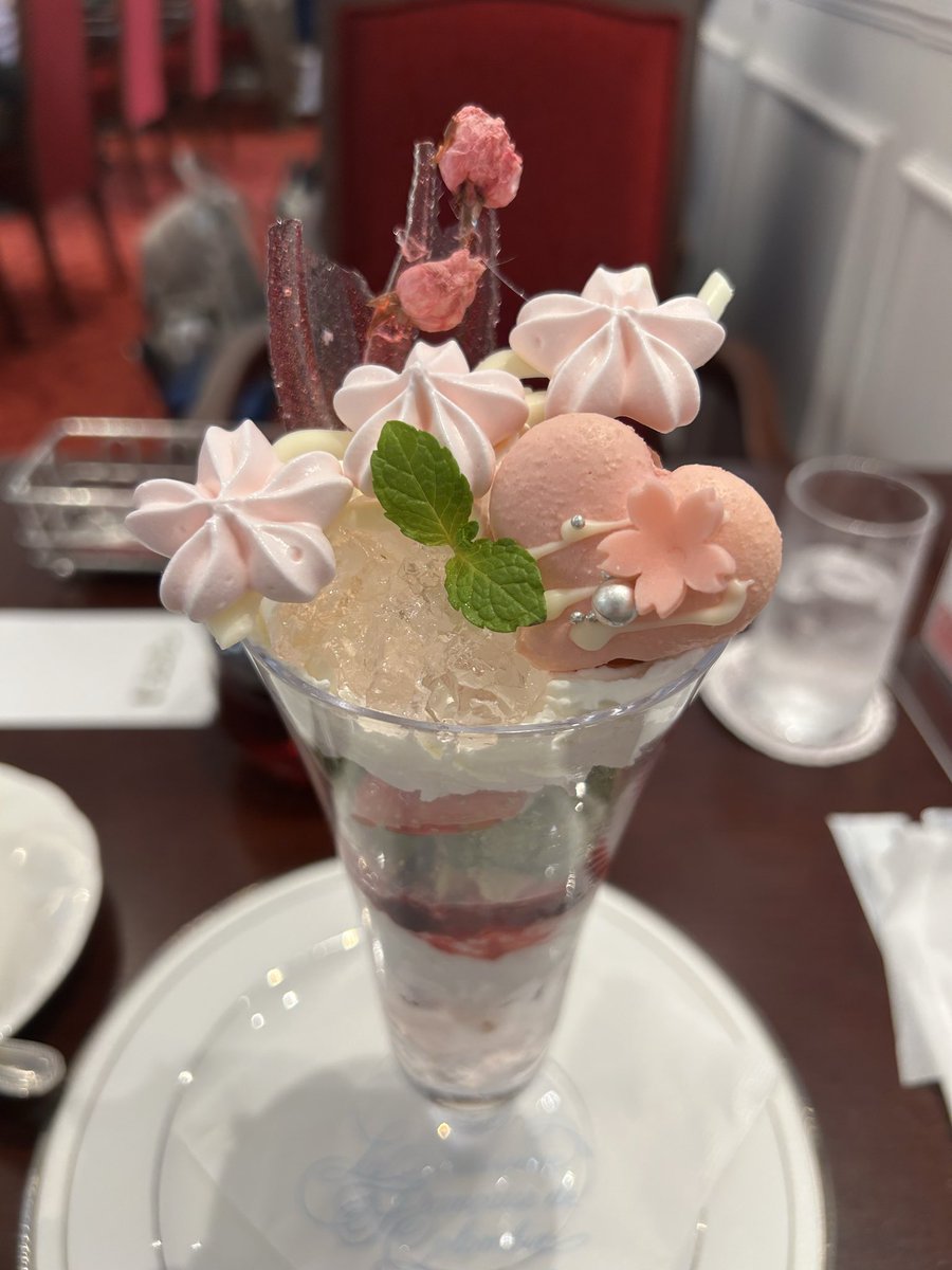 コロンバン原宿サロンさんの桜パフェ！！美味しかったー！！春を満喫しました！！
桜が散ったらおしまいらしいので皆んな急げー！！