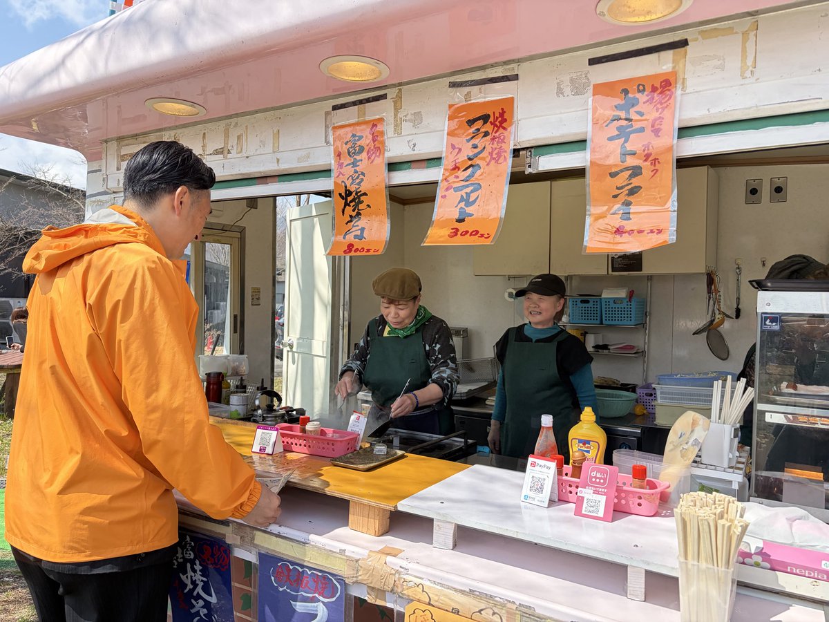 【富士宮】先日は道の駅朝霧高原25周年あさぎりフードパーク15周年の合同周年祭が開催されました。
お天気も良くポカポカ日和の中での開催

国土交通省より「防災道の駅」に指定されている道の駅朝霧高原　災害時にも使用出来，移動可能なコンテナトイレが静岡県内発設置されました。