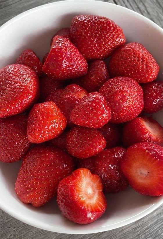 lunecrumbss's tweet photo. strawberries or watermelon? https://t.co/ER5vXyZRal