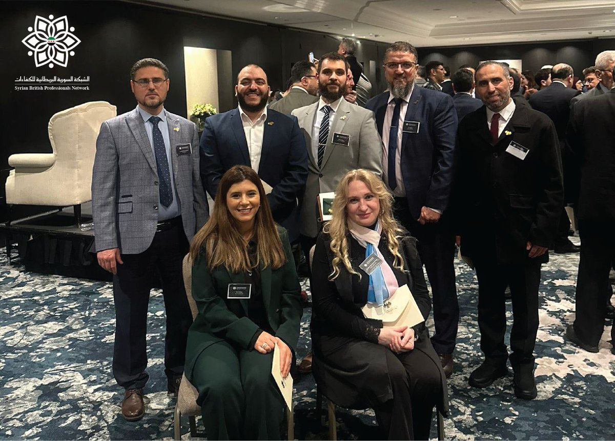 Sbpnuk's tweet photo. بدعوة رسمية.. الشبكة السورية البريطانية تشارك في لقاء الرئيس أحمد الشرع بلندن

شارك عدد من أعضاء الشبكة السورية البريطانية للكفاءات في لقاء أبناء الجالية السورية في المملكة المتحدة مع السيد الرئيس أحمد الشرع، والذي عقد في العاصمة البريطانية لندن، الثلاثاء 31 مارس 2026، بحضور الوفد الوزاري المرافق، وذلك بناءً على دعوات رسمية وُجهت إليهم من وزارة الخارجية والمغتربين.

وقد جاء حضور الشبكة  تأكيداً على حرصها على إيصال صوت أعضائها، والتعبير عن استعداد الكفاءات السورية في المملكة المتحدة للمساهمة الفعلية في جهود إعادة الإعمار ودعم مسار التعافي في سوريا.

وخلال اللقاء، أكد السيد الرئيس أحمد الشرع أن سوريا تمر بمرحلة إعادة إعمار شاملة ومعقدة، تتطلب حضوراً فاعلاً ومنظماً للكفاءات القادرة على الإسهام بخبراتها في مختلف القطاعات الحيوية.

ويأتي حضور الشبكة انطلاقاً من قناعتها بأهمية إتاحة مساحة حقيقية للكفاءات والتخصصات لتقديم رؤاها وخبراتها بشكل منهجي ومنظم، بما يسهم في تحقيق استفادة عملية من الطاقات السورية في الخارج.

وفي هذا السياق، تأمل الشبكة أن تشهد اللقاءات القادمة مزيداً من التخصصية في إدارة اللقاءات، بما يتيح مشاركة أوسع لأصحاب الخبرات والتخصص، ويعزز من جودة النقاشات ويرفع من مستوى الاستفادة الفعلية من هذه الكفاءات.

كما تتطلع الشبكة إلى تطوير آليات التواصل مع الكفاءات السورية، من خلال تنظيم لقاءات تخصصية تتيح طرح المبادرات والخطط بشكل أكثر تفصيلاً وفاعلية، بما يحقق الفائدة المرجوة لجميع الأطراف.

وتجدد الشبكة التزامها بالمشاركة الفاعلة في هذه المسارات، انطلاقاً من مسؤوليتها تجاه وطنها، وحرصها على تسخير خبراتها في خدمة #سوريا في هذه المرحلة المفصلية.