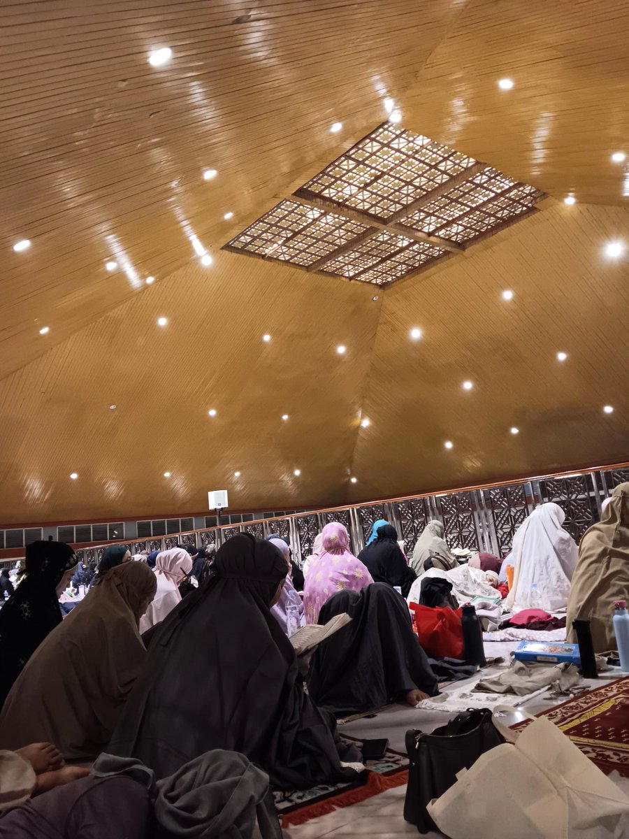 bjhyeon's tweet photo. Itikaf pertama di masjid besar baiturrohman semarang, mulai dari berangkat bareng dita sampai berani berangkat sendiri, alurnya masih sama bersyukur dan meminta kepada NYA. semoga thn depan bisa menjadi versi lebih baik https://t.co/X3FT5baFKg