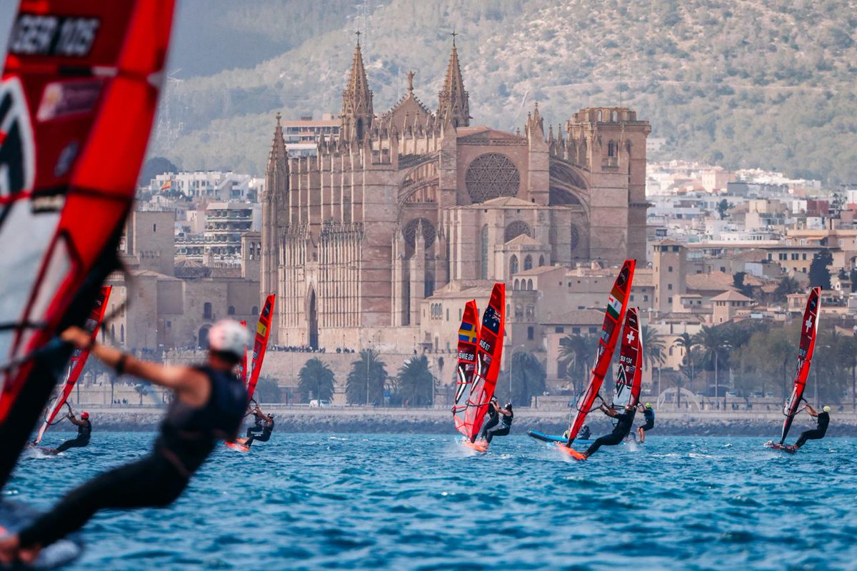 TrofeoSofia's tweet photo. El 55 Trofeo Princesa Sofía ya ha empezado en Mallorca 🌊⛵ La bahía se ha convertido en escenario de la élite olímpica, con la chispa de futuro campeones y la emoción del viento en cada regata. https://t.co/0UA5ogrJgM