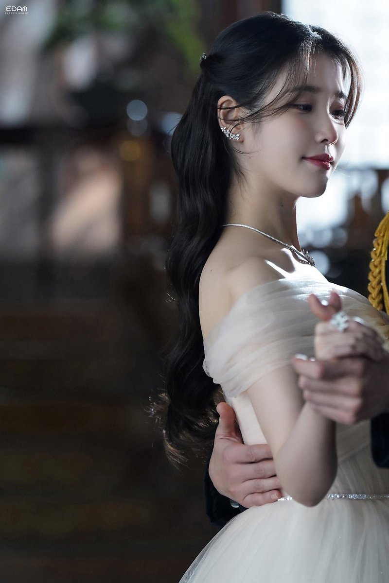 dlwlrma_93__'s tweet photo. 全ての瞬間が美しいお姫様👸🏻🌈🏰💭💖

#아이유 #IU 
#21세기대군부인 #PerfectCrown
#21世紀の大君夫人 https://t.co/UDIq6gF1JD