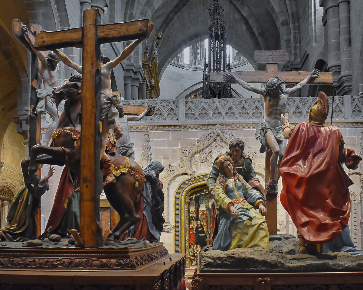 Durante estas fechas la capital del románico se envuelve de una atmósfera de recogimiento, pasión y silencio que resulta imposible de describir con palabras. 
Zamora en Semana Santa: hay que vivirla, al menos una vez en la vida... #JuevesSanto