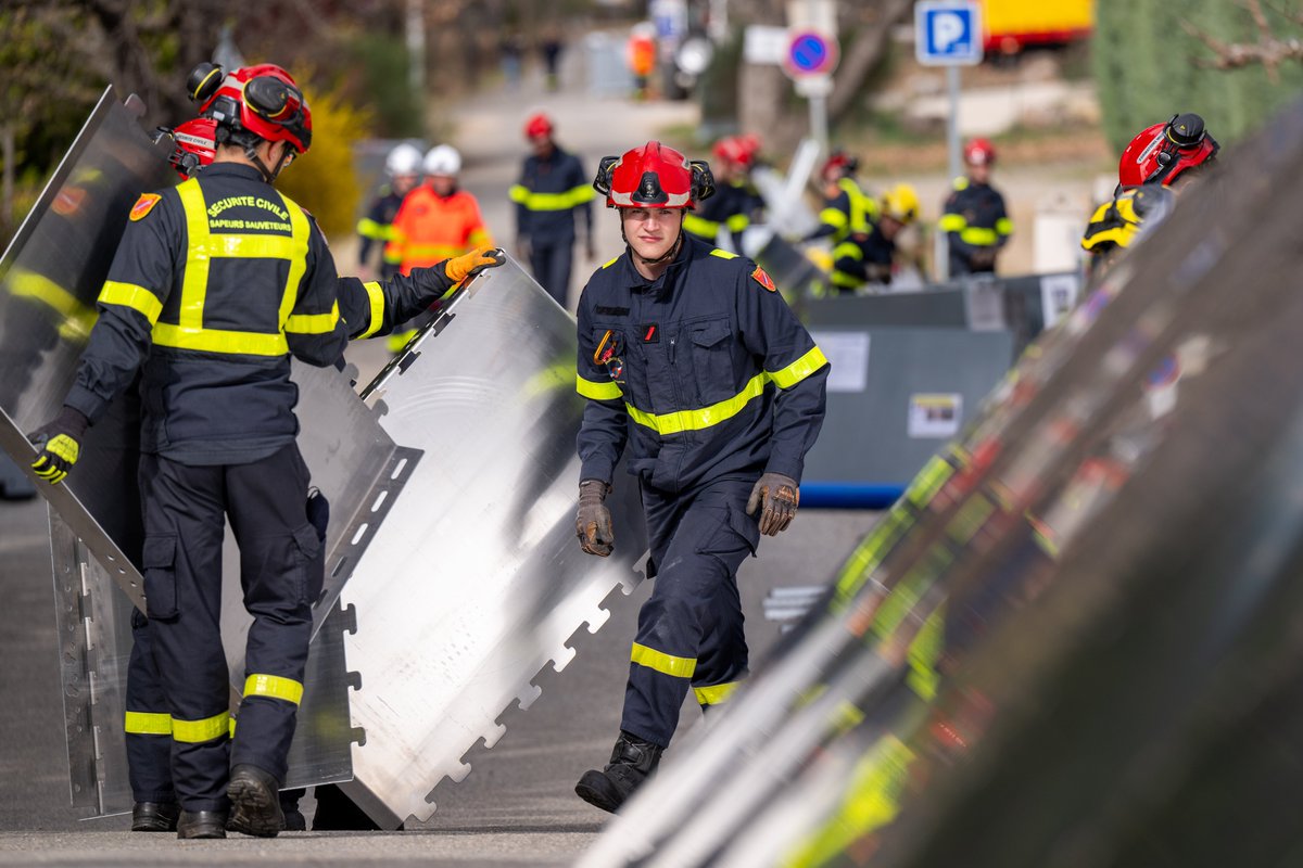 Interieur_Gouv's tweet image. #JeudiPhoto | Retour en images sur l’exercice « Hydros » organisé dans le #Var ! 🧑‍🚒🚤🚁

Le scénario ? De fortes pluies entraînant l’augmentation du niveau d’eau et un débit inhabituellement élevé dans les #GorgesDuVerdon.

➡️  Mise en sécurité des personnes, sauvetage en eaux