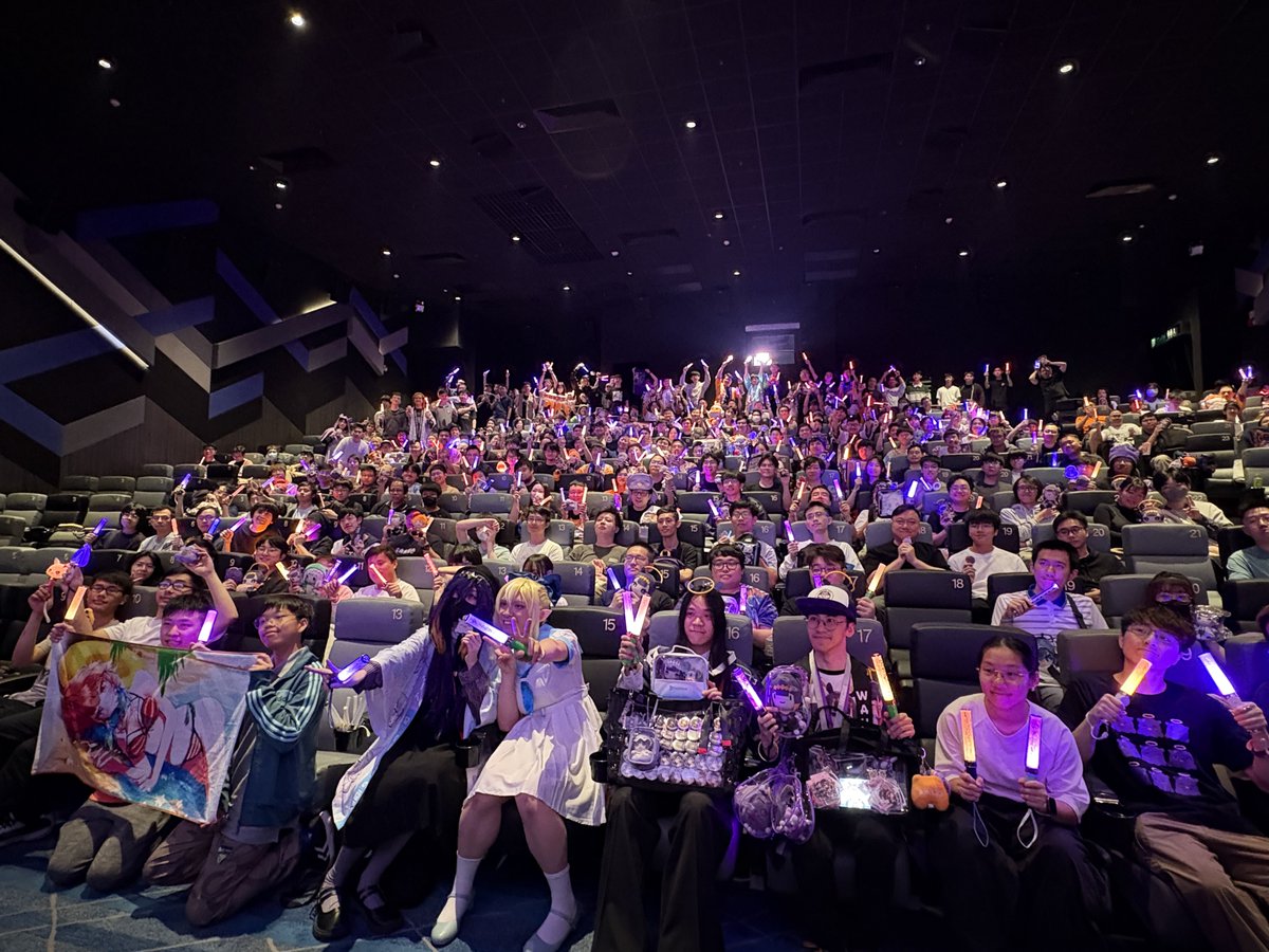 LiveViewingEnt's tweet photo. The cinemas came ALIVE last weekend 🧡💜 KFPs and Tentacult, you did not disappoint... the energy was unreal! This is what live viewing is all about: watching and feeling it together with your fan community. Stay tuned and see everyone at the next one 👀

#TakoTori1stConcert #小鳥遊キアラ #一伊那尓栖 #hololiveEN #LVE