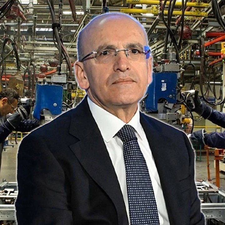 etkiIihaberyeni's tweet photo. Nefes Gazetesi'nin iddiasına göre Mehmet Şimşek, İSO toplantısında sanayicilere "Sağda solda konuşmayı negatif enerji vermeyi bırakın. Çıkıyorsunuz basına eleştiriyorsunuz. Gerçekleri göz ardı ediyorsunuz. Yaptığınız negatif eleştiriler yurt dışında olumsuz algılanıyor. Dünyanın en iyi otomotiv şirketleri bile yüzde 3-5 gibi karlara çalışıyor. Siz de düşük karlara ve yeni dünya düzenine uyum sağlayacaksınız" dedi.

Hazine ve Maliye Bakanlığı ise bu haberi yalanladı.