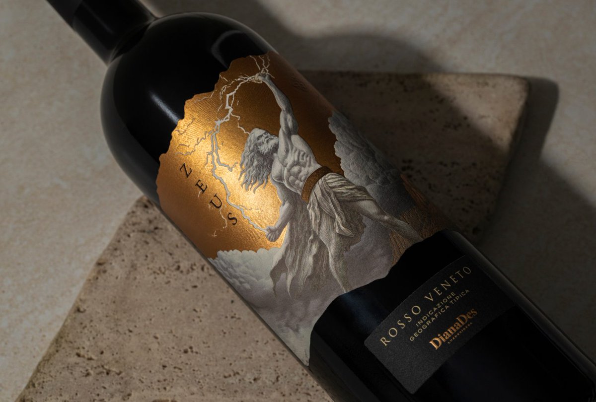 packagings's tweet image. The visual language pulls from ideas of power and monumentality, fitting for something named after the ruler of #MountOlympus, and yet it never loses its elegance. 

packagingoftheworld.com/2026/04/zeus-r…

Zeus Rosso Veneto #redwine #labeldesign by Holy Studio