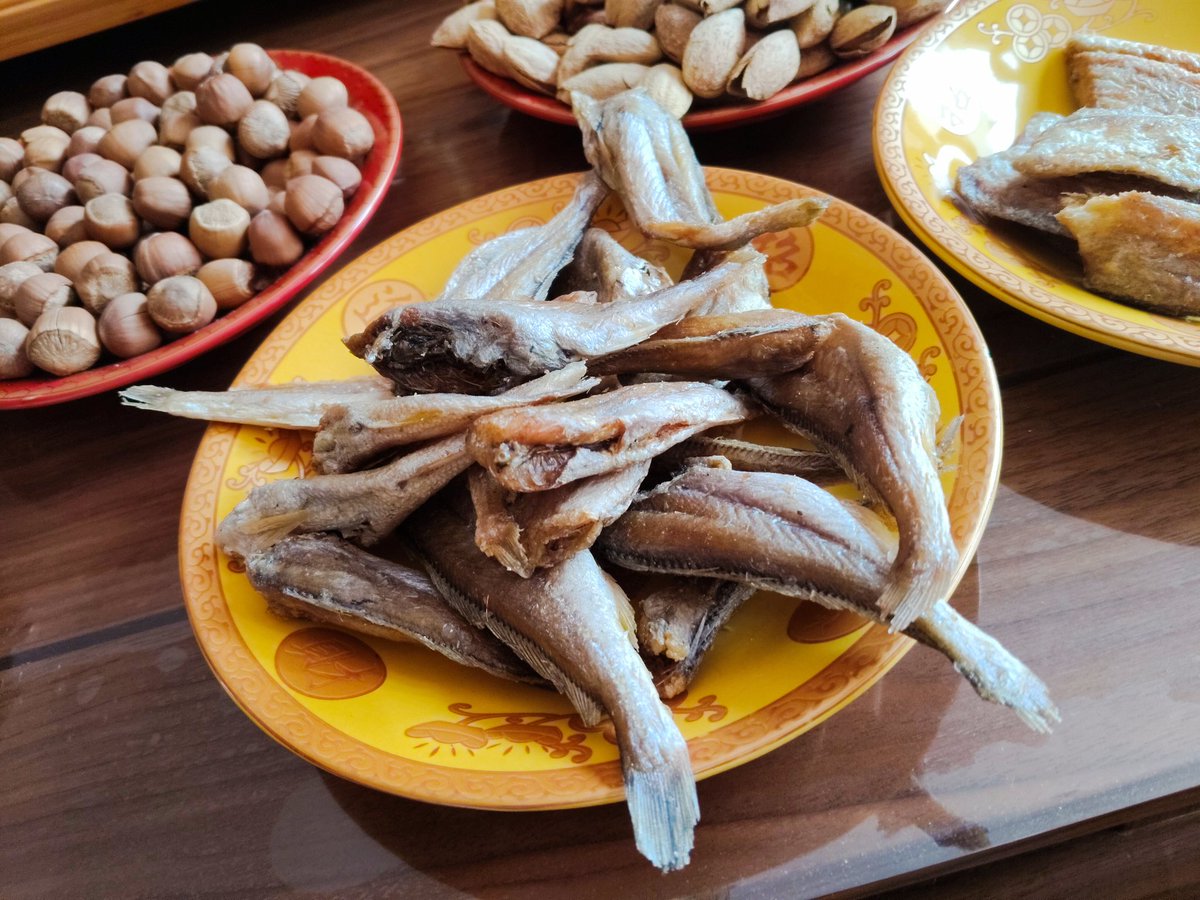 Ginger19990420's tweet image. 下午茶吃了好吃的小鱼干～感觉自己像只喵🐈#tea #TeaTime #diredfish #cat