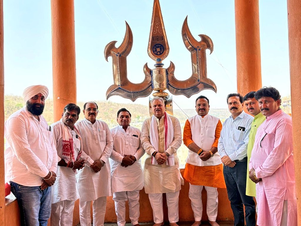 ajayjamwalbjp's tweet photo. आज श्री हनुमान जन्मोत्सव के सुअवसर पर मध्यप्रदेश के खंडवा जिले में मां नर्मदा नदी के मध्य शिवपुरी द्वीप पर स्थित 12 ज्योतिर्लिंगों में से एक ओंकारेश्वर महादेव जी के दर्शन–पूजन कर सभी के कल्याण की कामना किया। इस अवसर पर स्थानीय पदाधिकारी एवं कार्यकर्तागण उपस्थित रहे।

भगवान ओंकारेश्वर महादेव सभी का मंगल करें।

ॐ नमः शिवाय 🙏
