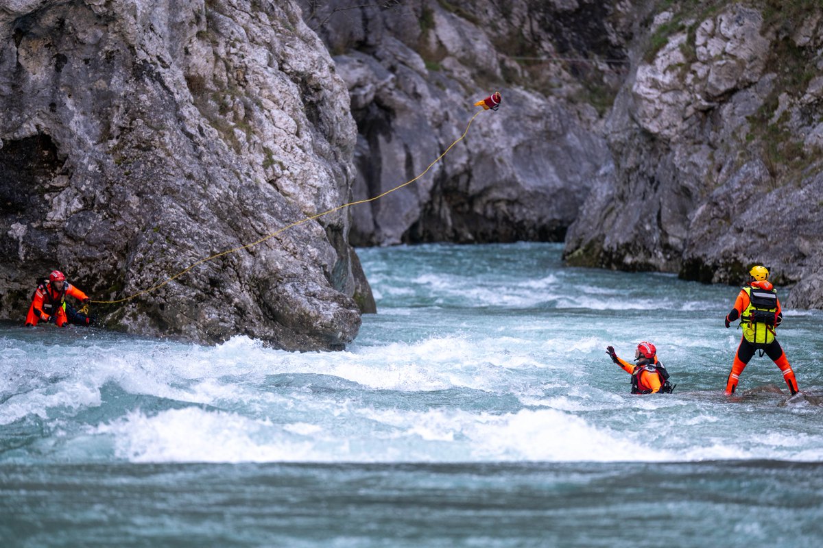 Interieur_Gouv's tweet image. #JeudiPhoto | Retour en images sur l’exercice « Hydros » organisé dans le #Var ! 🧑‍🚒🚤🚁

Le scénario ? De fortes pluies entraînant l’augmentation du niveau d’eau et un débit inhabituellement élevé dans les #GorgesDuVerdon.

➡️  Mise en sécurité des personnes, sauvetage en eaux