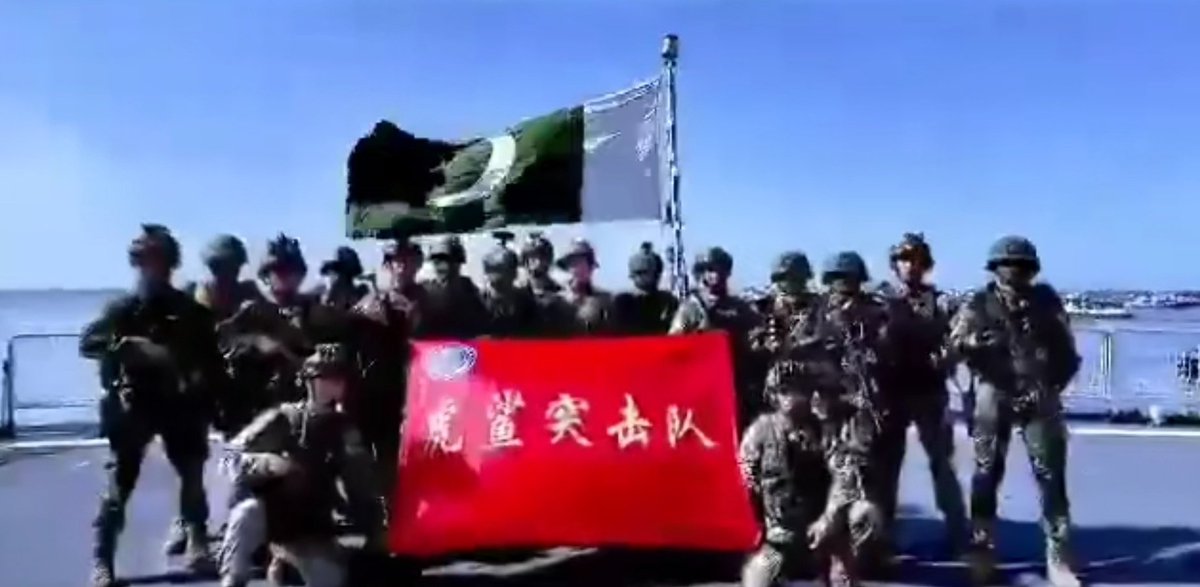 nuwangzi's tweet image. Recently, #PLAN’s Type 054A destroyer headed to Pakistan for the China-Pakistan “Sea Guardians-4” joint naval exercise. 

Pakistan released a joint special forces group photo - revealing the “虎鲨突击队” (“Tiger Shark Commando Unit”) - possibly the ex-PLAGF's 83GA SpecOps unit