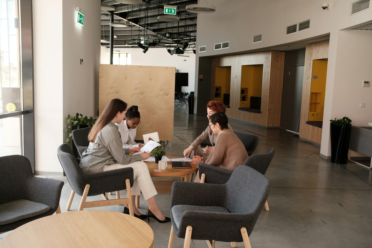 universalcontr4's tweet photo. Help your team avoid the mid-afternoon slump with a multi-purpose communal area - complete with comfortable seating, module furniture, and an adaptable layout. 

📞 Talk to us today on 01794 330830 and let’s bring your ideas to life. https://t.co/dUwki52HGi