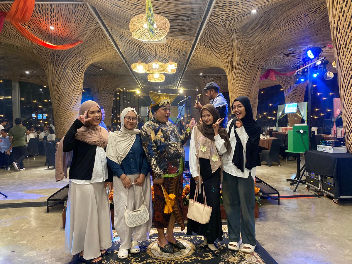 bjhyeon's tweet photo. March pict/ramadhan vibes✨️ https://t.co/Q01I8UZISi