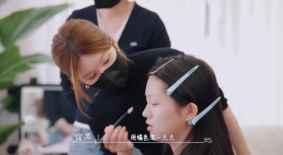 youniebear's tweet photo. the girlie whom zhao lusi did the makeup for in <we can be anything> shares her experience 💋💄

this is truly insane fate and luck 😭😭

“i came to chengdu for a trip and wanted to take some photos as a memory, then i saw a ‘free makeup experience’ in chengdu on xhs so i signed up

i did not expect the makeup artist to actually be zhao lusi??!?!”