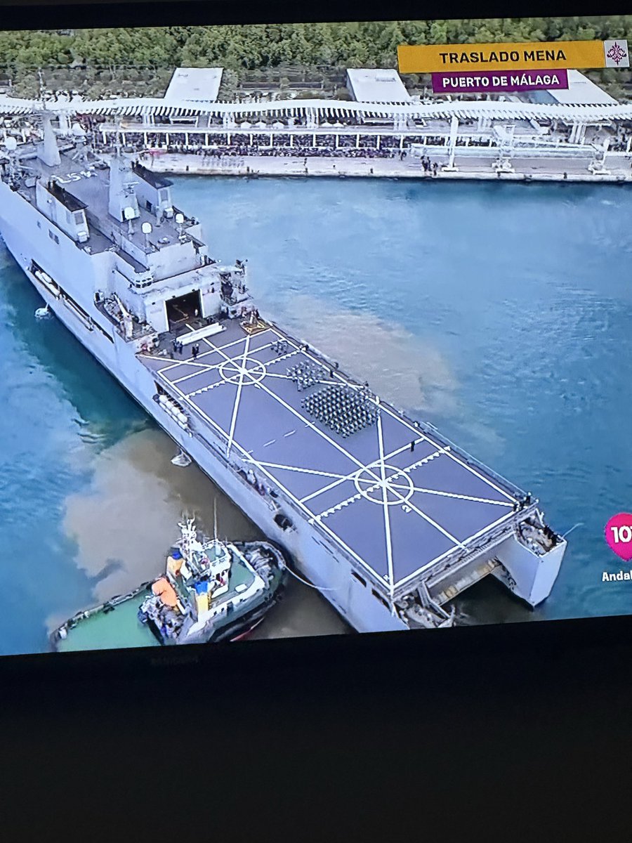 Yasminaafv's tweet photo. Que pena que vengan tan pocos legionarios… Que den datos de los que venían hace 20 años y el número de los que vienen ahora. @rtve @malaga @Defensagob https://t.co/2TysAAG5zI