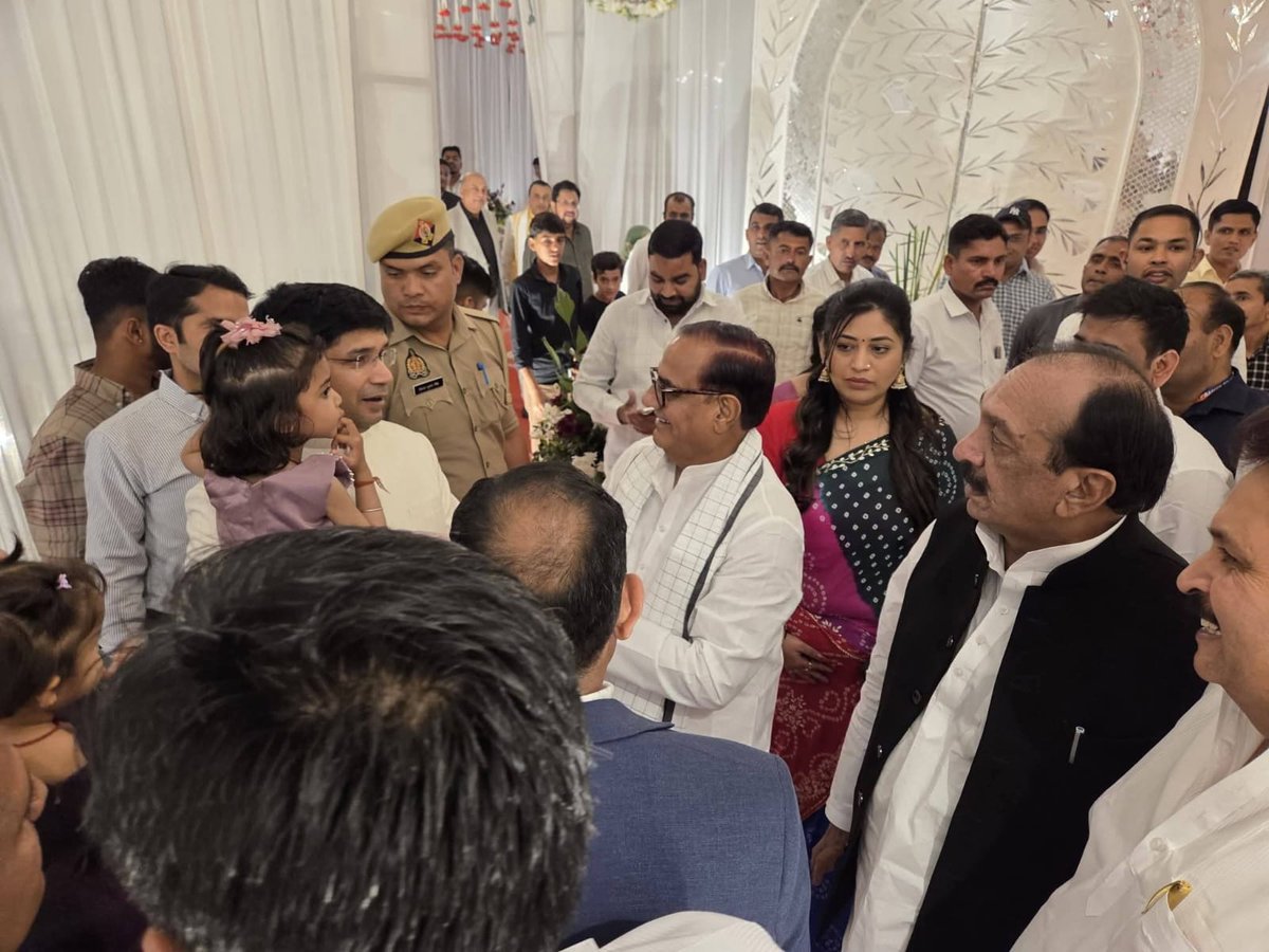 gaurav1307kumar's tweet photo. संभल SP के. के. बिश्नोई की शादी समारोह में शामिल होने वाले सपा नेताओं और विधायकों को पार्टी ने लगायी फटकार
संभल से विधायक इकबाल महमूद, असमोली से पिंकी यादव, गुन्नौर से रामखिलाड़ी यादव और सपा जिला अध्यक्ष असगर अली अंसारी प्रमुख रूप से शादी में मौजूद थे
@samajwadiparty #SambhalSP https://t.co/2CKyKFXWRv