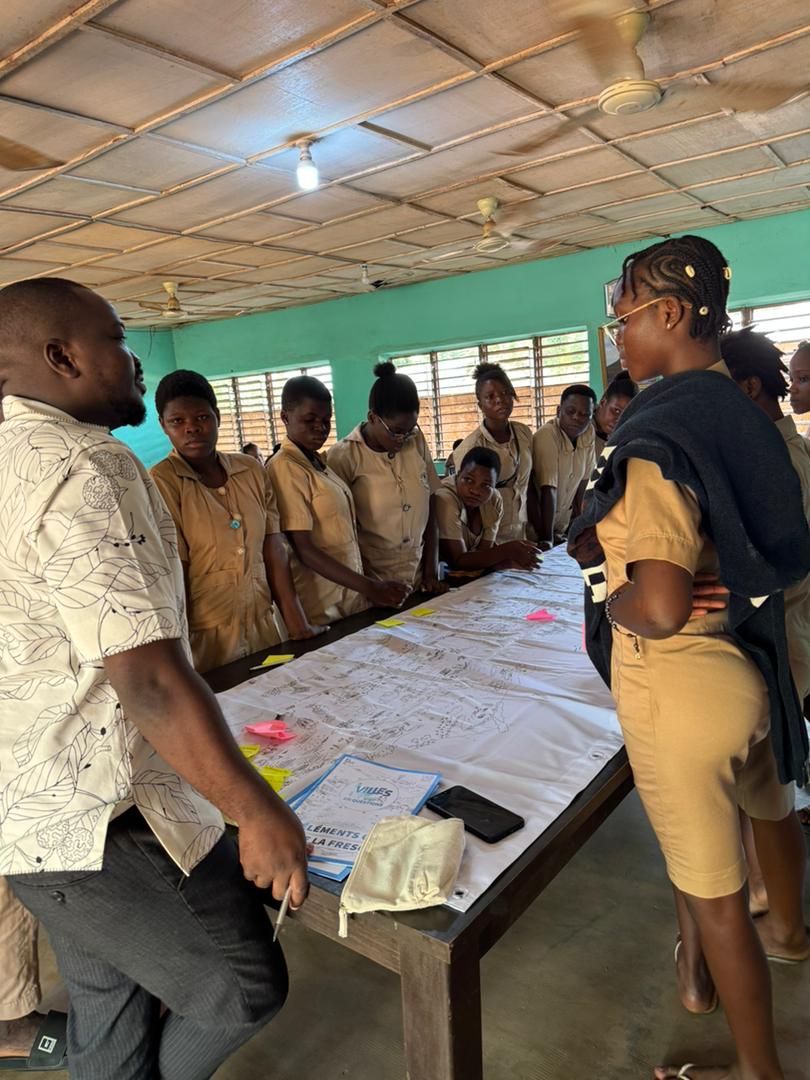 Icpbong's tweet photo. 🌍 « Villes en Questions » déployé au Bénin !
Le 26 mars 2026, le CEG de Tori-Agouako a accueilli un atelier ICPB autour de ce serious game (IRD &amp; Groupe Huit).
🎲 Objectif : comprendre les défis urbains et proposer des solutions durables.

#ICPB #VillesEnQuestions #Bénin https://t.co/79p80wK9mX