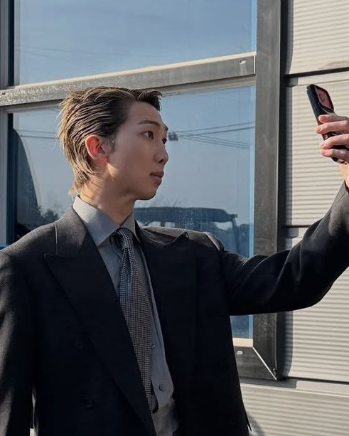 white feather hawk tail deer hunter tweet media