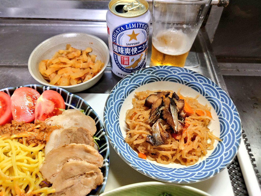 昨日の晩ごはん
はなっこりーの胡麻和え
ニシンと切り干し大根の炒め煮
たくあん炒め
ラーメンサラダ
お酒はビール🍺

#晩ごはん
#おつまみ
#おうちごはん
#おうち居酒屋
