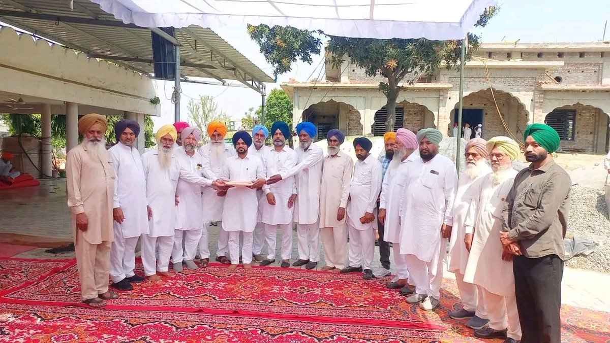 TejaPardeep's tweet photo. ਤੁਹਾਡਾ ਸਾਥ ਤੇ ਹੌਂਸਲਾ ਸਾਡੇ ਪਰਿਵਾਰ ਲਈ ਵੱਡੀ ਤਾਕਤ ਹੈ। ਵਾਹਿਗੁਰੂ ਸਾਹਿਬ ਪਿਤਾ ਜੀ ਨੂੰ ਆਪਣੇ ਚਰਨਾਂ ਵਿੱਚ ਨਿਵਾਸ ਸਥਾਨ ਬਖਸ਼ਣ। 💔🥲🙏

#AntimArdas #Namberdar #JaswinderSingh #Teja #AjnaudaKalan #Nabha #DAD https://t.co/12nh3jTh8b