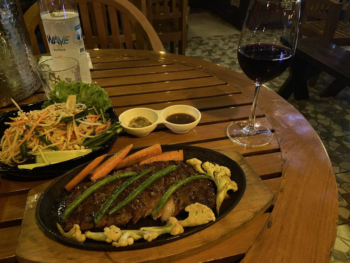 southasia_miles's tweet image. ミャンマー飯
ヤンゴンsharky's のステーキとパパイヤサラダ＆ワイン
前に食べた時よりは味が…
冷麺は普通
冬瓜？かなんかのサラダはめちゃ美味しかった！！

#sharky's #steak #yangon #シャーキーズの塩が美味しい　#ヤンゴン　＃ステーキ