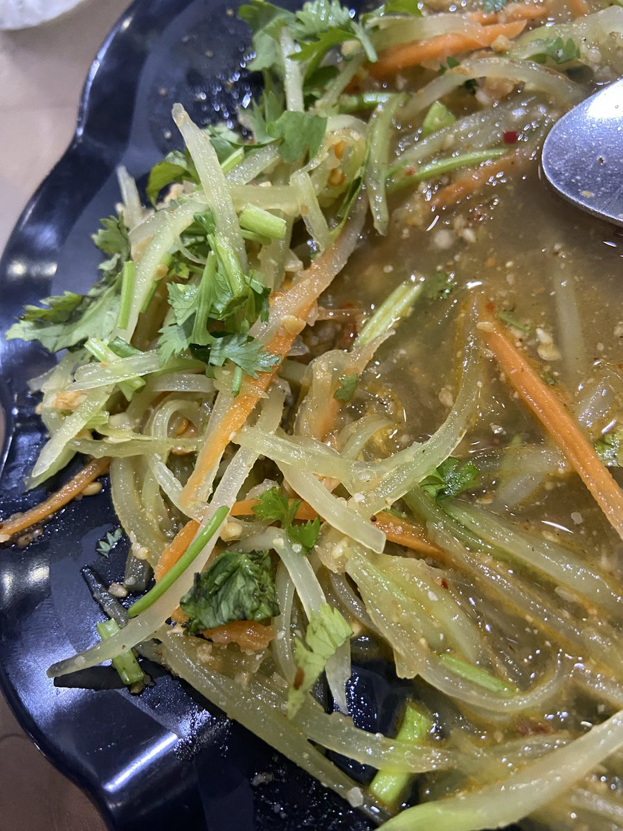 southasia_miles's tweet image. ミャンマー飯
ヤンゴンsharky's のステーキとパパイヤサラダ＆ワイン
前に食べた時よりは味が…
冷麺は普通
冬瓜？かなんかのサラダはめちゃ美味しかった！！

#sharky's #steak #yangon #シャーキーズの塩が美味しい　#ヤンゴン　＃ステーキ