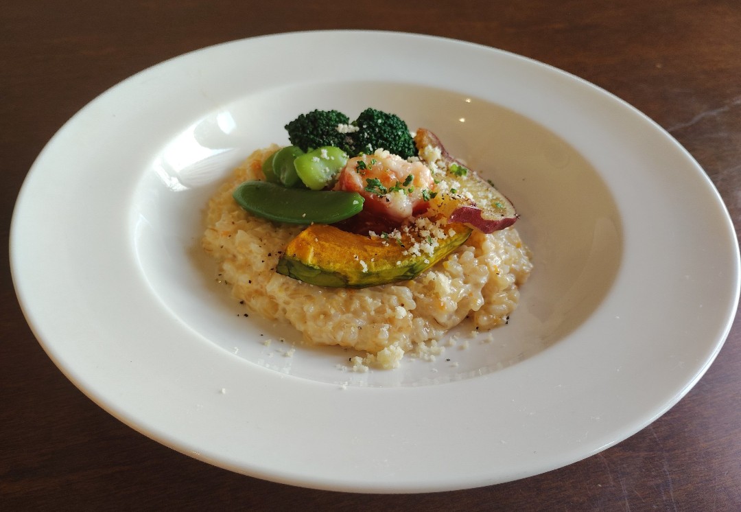 Assamtea58's tweet photo. ひとりランチ🍽️
🌱玄米リゾット
　そら豆・ブロッコリー
　かぼちゃ・さつまいも
　スナップエンドウ・トマト
🌱自家製かぼちゃプリン🍮🎃
＃キャトルフィール
＃おそとランチ𓎩𓌉𓇋 https://t.co/dIBMVVeAqi
