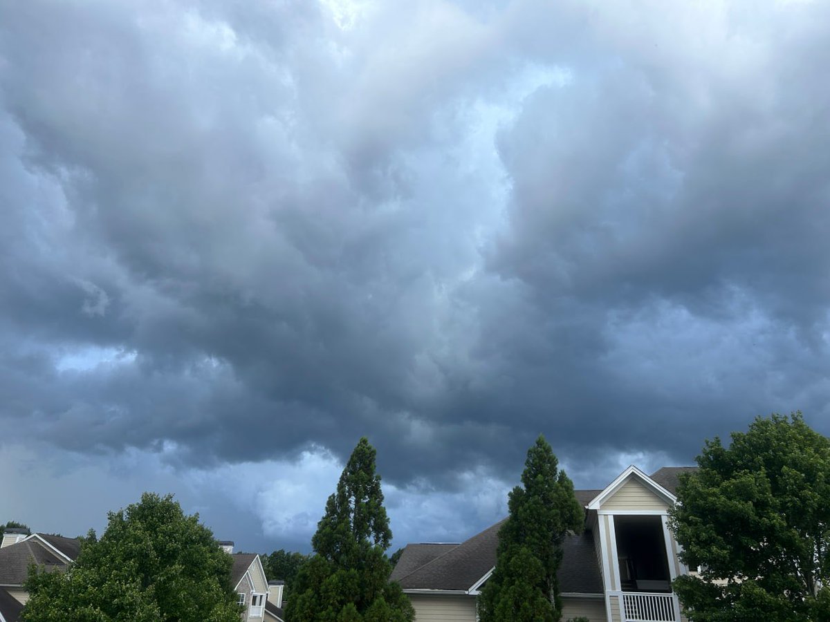 milliefancyy's tweet photo. sky's looking a bit shady https://t.co/soWx5SSJo7
