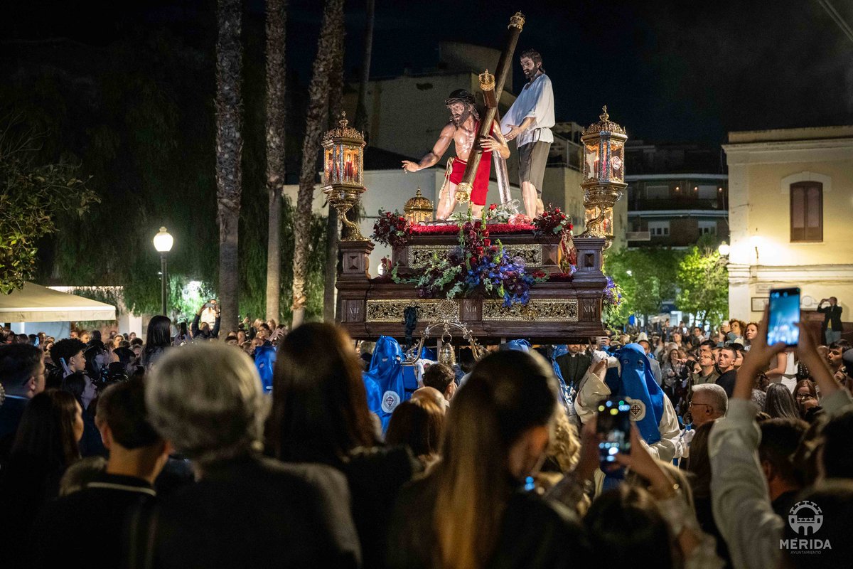ayto_merida's tweet photo. Tarde-noche de emociones en Nueva Ciudad. Después de dos años mirando al cielo, pendientes de la lluvia, la Cofradía @trescaidasmerid ha vuelto a encontrarse con su gente en una Estación de Penitencia brillante, cargada de fe, esfuerzo y sentimiento #SemanaSantaMérida2026 https://t.co/aw7MSVZsCc