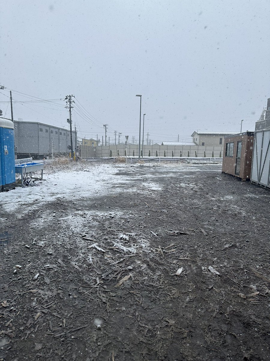 Stanczyk_loki's tweet photo. 青森県八戸市4月に入って雪が積もって来ました
ずぶ濡れ外現場…
靴の中も水溜まり作業用手袋も全部ずぶ濡れカッパとかもずぶ濡れ…
聞いてないって雪降るなんて！おかしすぎるだろ！明日から気温上がるの腹立つ！！ https://t.co/nyeV0WewIp