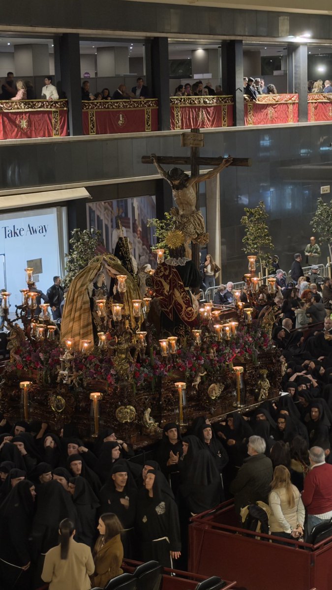 Alvarodelinares's tweet photo. Semana Santa malagueña. Maravilloso miércoles santo. Desde el balcón de @UTAMED_UNI calle Molina Larios. Gracias a @PacoAvilaRomero #semanasanta #SemanaSantaMálaga #malaga #utamed #alvarodelinares https://t.co/mtIefzwVKi