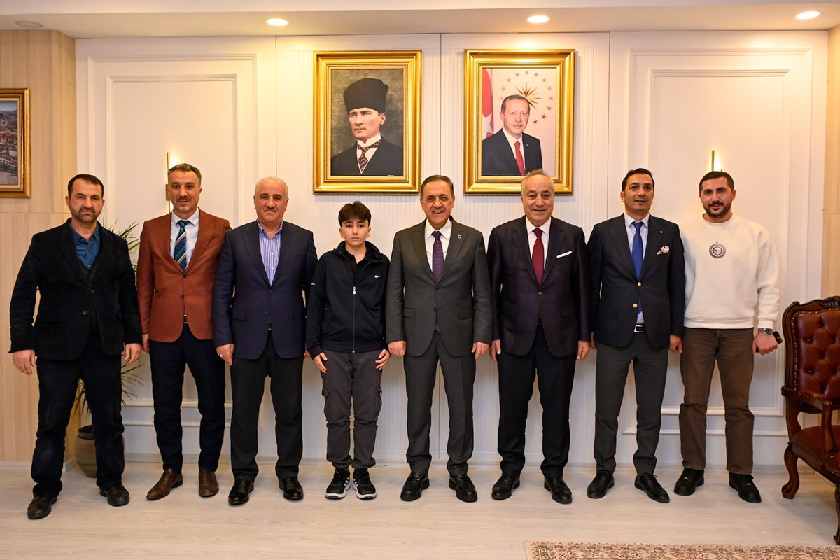 24. Dönem AK Parti Muş Milletvekili Sayın Faruk Işık, Muş Sulama Birlik Başkanı Mehmet Şerif Karadoğan, İl Kültür Turizm Müdürlüğü Memuru Metin Işık, Şaban Temüge Meslek ve Teknik Anadolu Lisesi Müdür Yardımcısı Nimet Işık, İş insanı Caner Yenilmez Valimiz Dr. Ahmet Hamdi Usta’ya