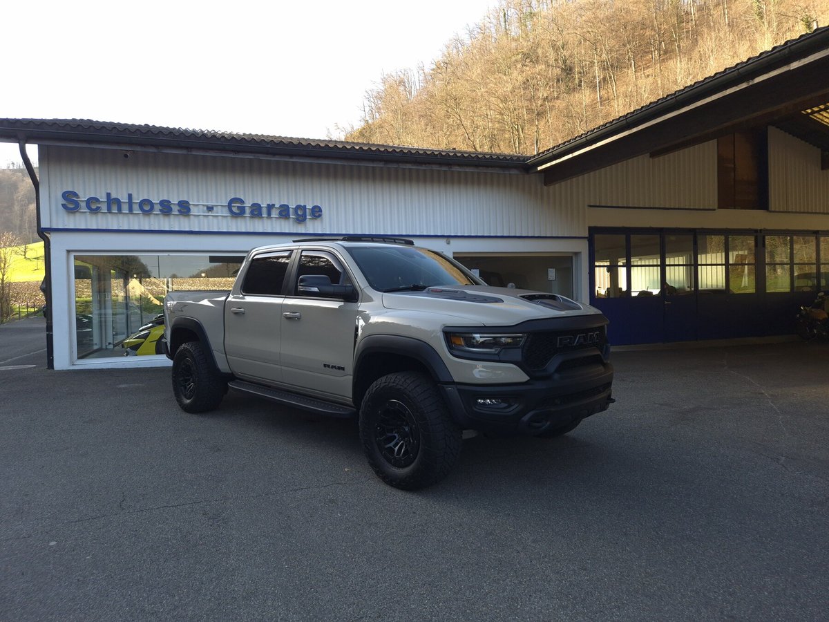 Schloss_Garage's tweet image. (1/2) DODGE RAM 1500 TRX Sandblast Edition – ungezähmte Power trifft Premium-Komfort. 

Mit AHK für 3.5 Tonnen, Parksensoren vorne &amp;amp; hinten und dem begehrten Level 2 Paket ist er bereit für Alltag, Abenteuer und alles dazwischen. 🔥 

#dodge #ramtrx #pickup #