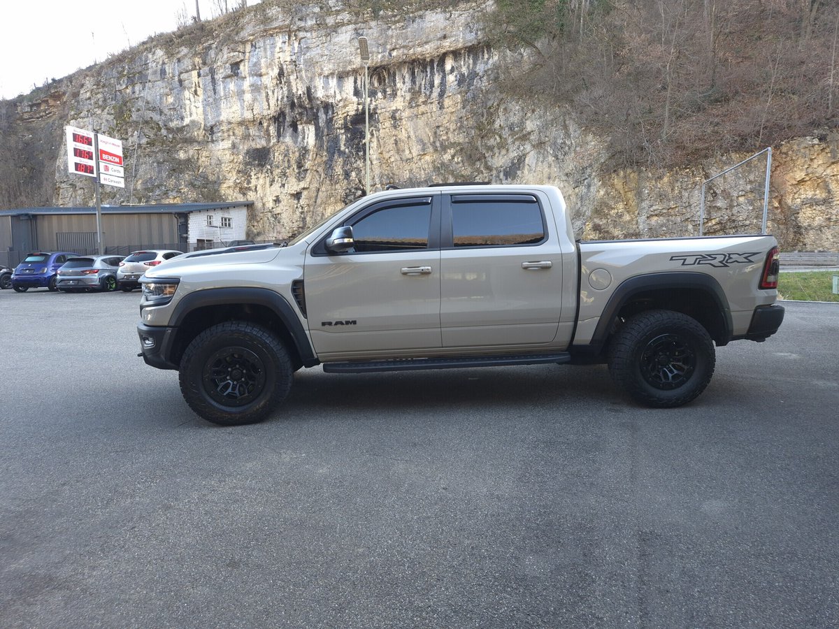 Schloss_Garage's tweet image. (1/2) DODGE RAM 1500 TRX Sandblast Edition – ungezähmte Power trifft Premium-Komfort. 

Mit AHK für 3.5 Tonnen, Parksensoren vorne &amp;amp; hinten und dem begehrten Level 2 Paket ist er bereit für Alltag, Abenteuer und alles dazwischen. 🔥 

#dodge #ramtrx #pickup #