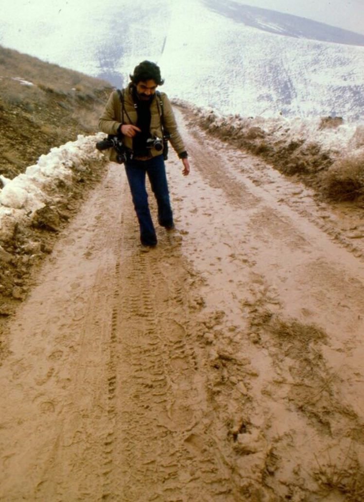 monadchannel's tweet photo. سال‌روز درگذشت عکاسی‌ که در راه ثبت حقیقت جاودانه شد؛ کسی که درباره‌ی خودش می‌گفت: «من کاوه گلستان هستم (عکاس) نه بالا‌، نه پایین، نه چپ، نه راست، فقط برای ثبت واقعیت به دنیا آمده‌ام، این حقیقت است که رنج می‌کشد.»

وقوع جنگ تحمیلی و حضور گلستان برای ثبت وقایع سال‌های جنگ، بار دیگر نام او را بر سر زبان‌ها انداخت و جایگاه ویژه‌ای را برای او در فتوژورنالیسم و عکاسی مستند اجتماعی رقم زد. خود کاوه درباره‌ی تجربه‌اش از جنگِ حکومتِ بعثی عراق علیه ایران گفته است: «گاهی اوقات احساس می‌کردم لاشخورم؛ چون با هلی‌کوپتر به هر جا که کشت‌وکشتار بود می‌رفتیم؛ عکس می‌گرفتیم و جنازه جمع می‌کردیم. در طول جنگ دستمالی داشتم که همیشه همراهم بود. این دستمال را بارها شسته‌ام؛ به آن گلاب زده‌ام، اما کماکان بوی مرگ می‌دهد. احساس می‌کنم دیگر هیچ چیز مرا نمی‌ترساند. هیچ چیز حیرت‌زده‌ام نمی‌کند. من نهایت آن را دیده‌ام...»

وی در ۱۳ فروردین ۱۳۸۲ هنگام انجام مأموریت تصویربرداری برای شبکه خبری بی‌بی‌سی در خط مقدم جنگ آمریکا علیه عراق، در شهر مرزی کفری در ۱۳۰ کیلومتری کرکوک در عراق  بر اثر انفجار مین کشته شد.

فخری گلستان مادر کاوه گلستان در گفتگویی با روزنامه سرمایه گفته بود:
«آدم‌ها نمی‌میرند، عدم حضور جسمانی مرگ نمی‌آورد، نگاه حقیقت‌طلب این آدم‌هاست که نگهشان می‌دارد، برای همین است که من هرگز برای دیدن کاوه بر سر مزار نمی‌روم. کاوه رفتنی نیست، چشمانش را همیشه زنده، وام داده به تصاویری که دنیا را تکان داده‌است.»
#تاریخ‌درعک