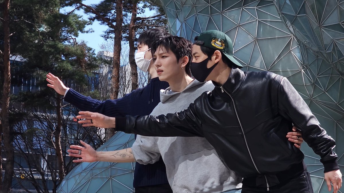welive1010's tweet photo. 기사님 여기예요ㅋㅋㅋㅋㅋ
#키노 #신원 #홍석 #펜타곤 https://t.co/sh9NmeUfcH