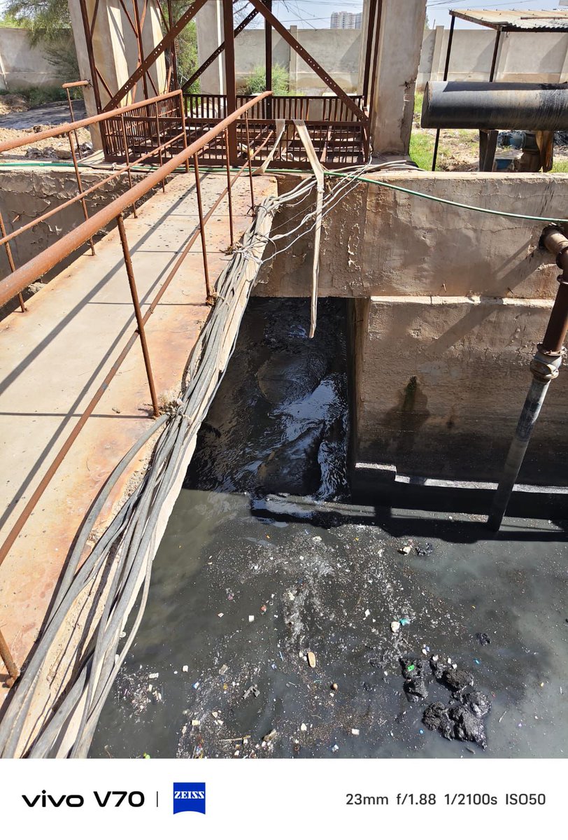 humia_naqvi's tweet photo. Under the directions of Mayor @KashifShoroPPP  the Hyderabad Water and Sewerage Corporation has accelerated efforts to improve the drainage system in anticipation of expected rains in Hyderabad. Cleaning operations are being carried out rapidly at Sump Well Pumping Station No. 1 to ensure timely drainage of rainwater and to prevent any inconvenience to citizens.