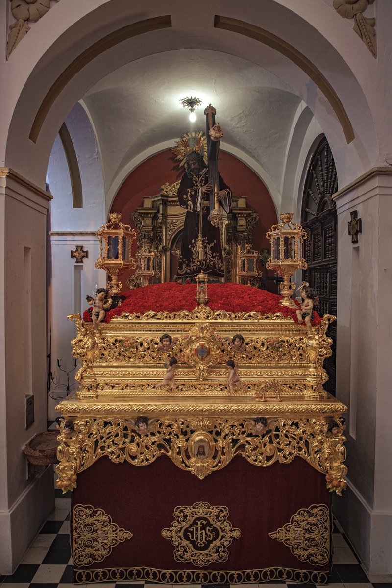 granpodertocin4's tweet photo. JUEVES SANTO, DÍA DEL AMOR FRATERNO | Nuestros Sagrados Titulares ya presiden sus pasos procesionales para la próxima Madrugada. 

De forma extraordinaria, el Señor viste la túnica bordada del antiguo Cristo de las Tres Caídas, recuperando una estampa que no se producía desde https://t.co/t1OuBaHmys