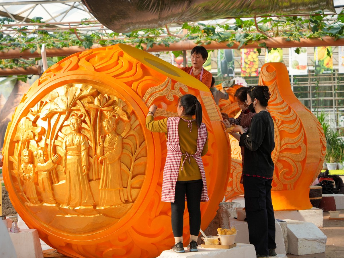 ChinaDaily's tweet image. Final preparations are underway for the 27th China (Shouguang) International #Vegetable Science and Technology Expo! 🥬✨Staff members are putting the finishing touches on stunning vegetable carvings and exhibition displays at the Vegetable Hi-Tech Demonstration Park in