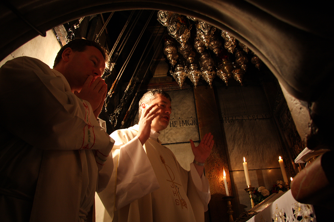 xppawlukiewicz's tweet photo. Mam sentyment do tego zdjęcia.
Wielki Czwartek zawsze przywołuje je w mojej pamięci.
Ks. Piotr i ks. Bogusław sprawujący Eucharystię przy grobie Pana Jezusa (Bazylika Grobu Świętego w Jerozolimie, 2008 r.).
---
(E.)
Fot. Archiwum prywatne Ewy Brzostek/Dopóki Walczysz https://t.co/Qyla5D0yZ6