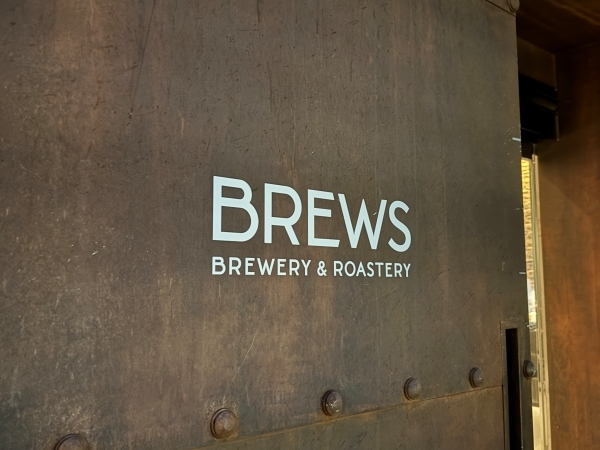 beermapsnews's tweet image. 天王洲のT.Y.HARBOR、次のフェーズへ。

醸造所×コーヒー焙煎×直売が一体化した
新施設「BREWS」が始動。

巨大な醸造設備を目の前に、
“つくる現場”で飲む体験。

これはただの新店じゃない。
beermaps-news.nomooo.jp/article/2026/0…
#BEERMAPSNEWS
#CRAFTBEER
#天王洲アイル